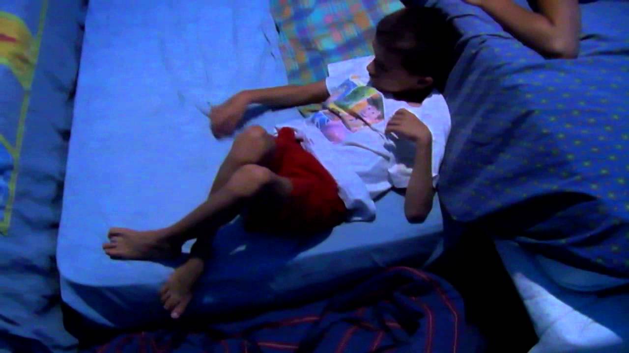 sentada al borde de la cama